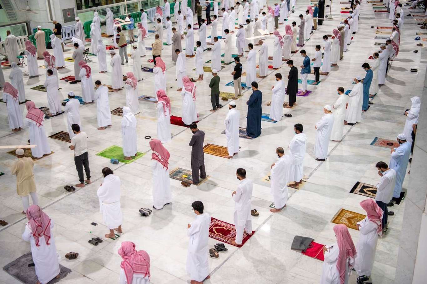 Kabe'de cemaatle namazlar 7 ay aranın ardından yeniden başladı Kabe'de cemaatle namazlar 7 ay aranın ardından yeniden başladı